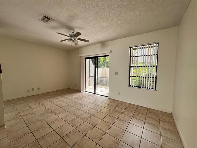 Building Photo - 10605 Royal Palm Blvd
