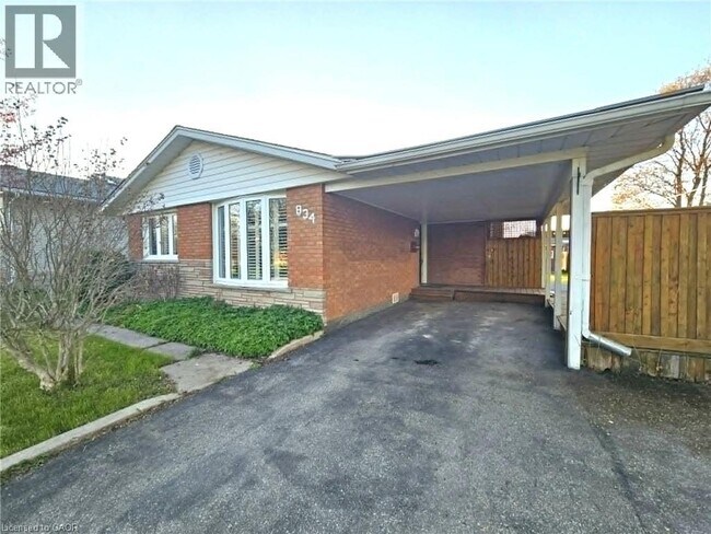 Photo du bâtiment - 834 Westminster Dr S