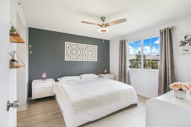 Foto del edificio - 300 Crestwood Ct N