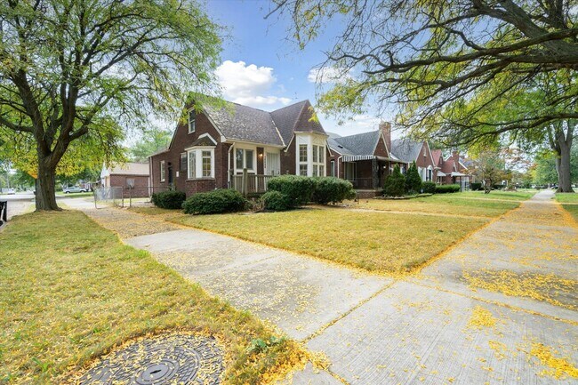 Building Photo - Spacious bungalow - $1300 - month