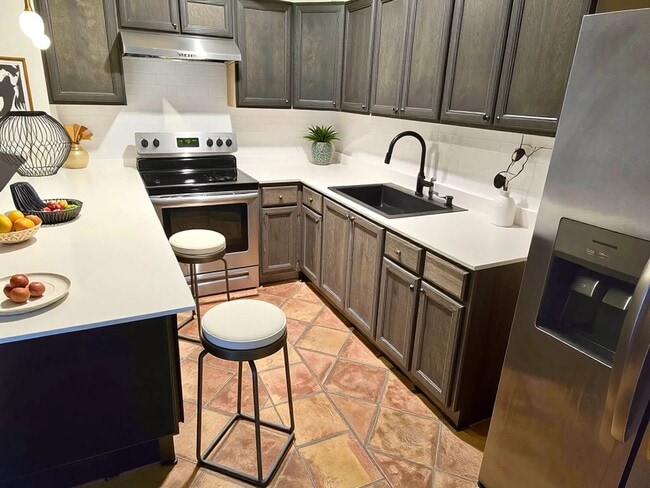 Foto del edificio - 2351 Longhorn St