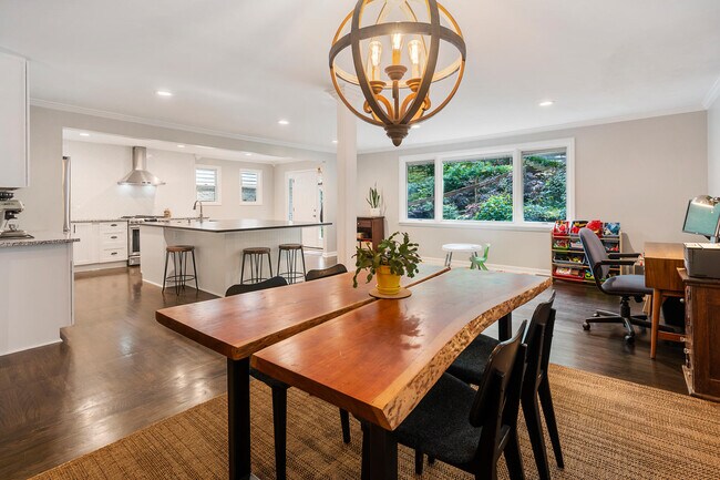 Foto del edificio - 486 Lakeshore Dr NE