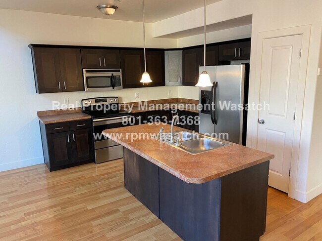 Foto del edificio - Modern 2 bed, 1 bath Townhome in Daybreak