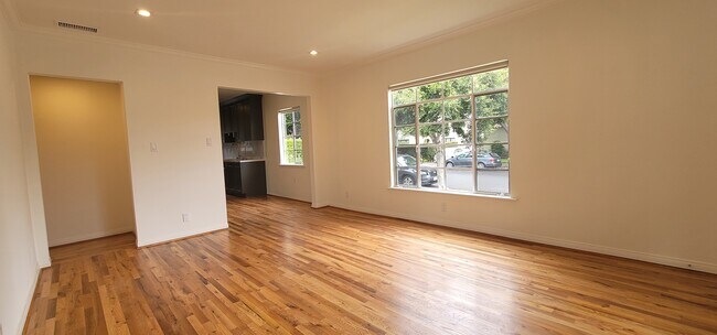 Large windows - 1919 10th St