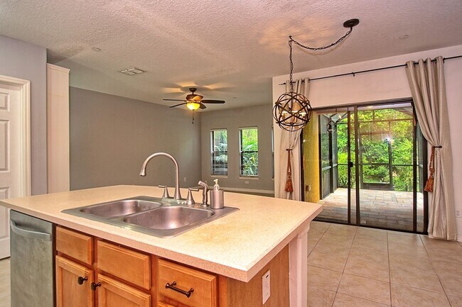 Foto del edificio - Three Bedrooms Two Bath One Garage