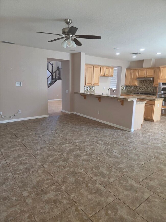 Building Photo - Stunning 4 Bed, 4 Bath Two-Story Home