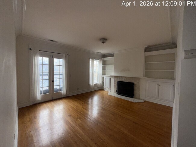 Building Photo - Stunning Top Floor 2 Bed, 2 Bath Condo Just Steps to the Lake
