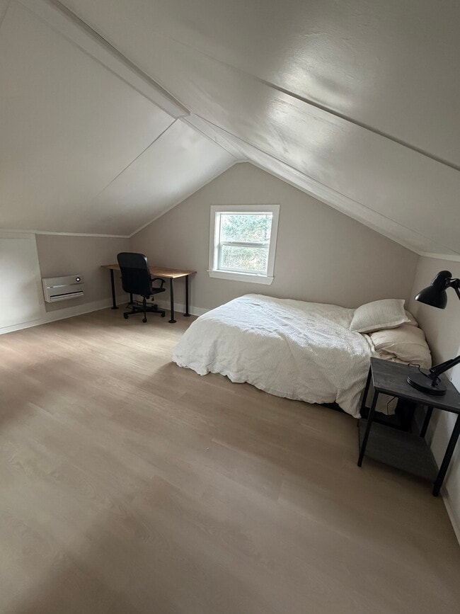 Building Photo - 721 S Rose St