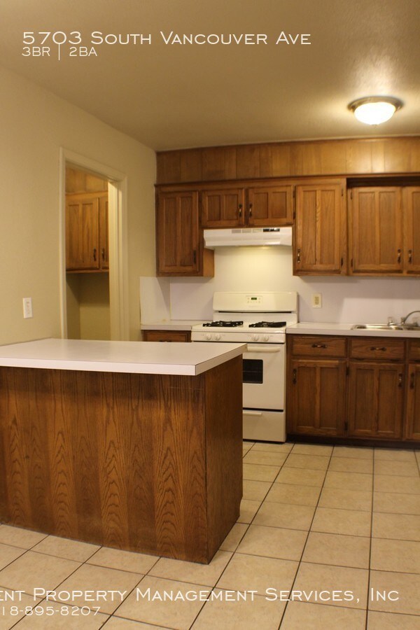 Building Photo - 3 Bedroom Duplex, West Tulsa