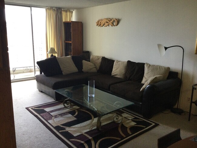 Liv.Rm - 400 Hobron Ln