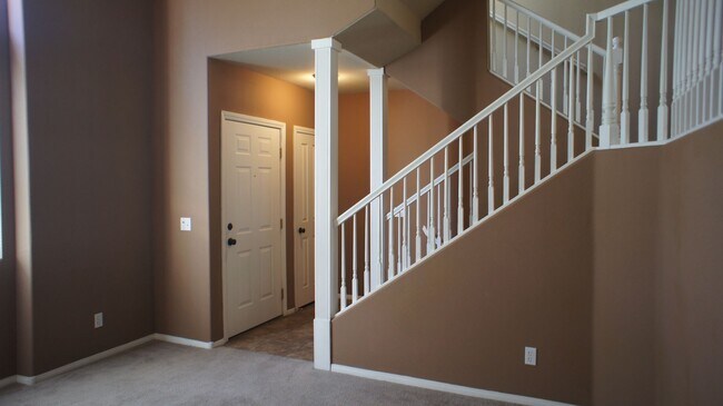 Building Photo - Beautifully designed 2Bed/2Bath/2Car Townhome located in Summerlin