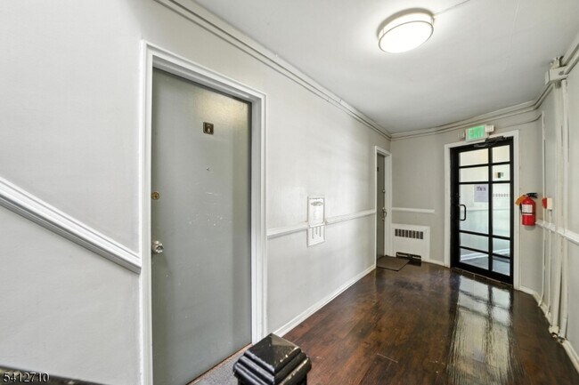 Foto del edificio - 819 Bloomfield Ave