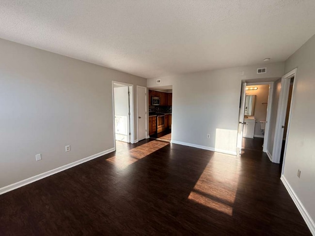 Foto del edificio - 2005 Greens Blvd