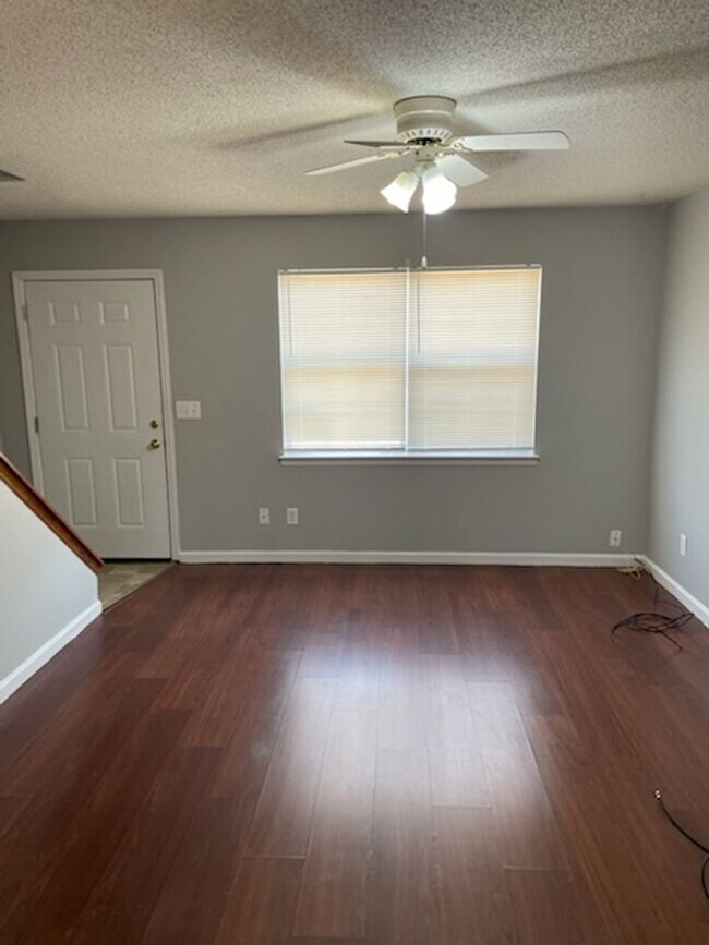 Foto del edificio - MOUSE CREEK RD 5725/5727