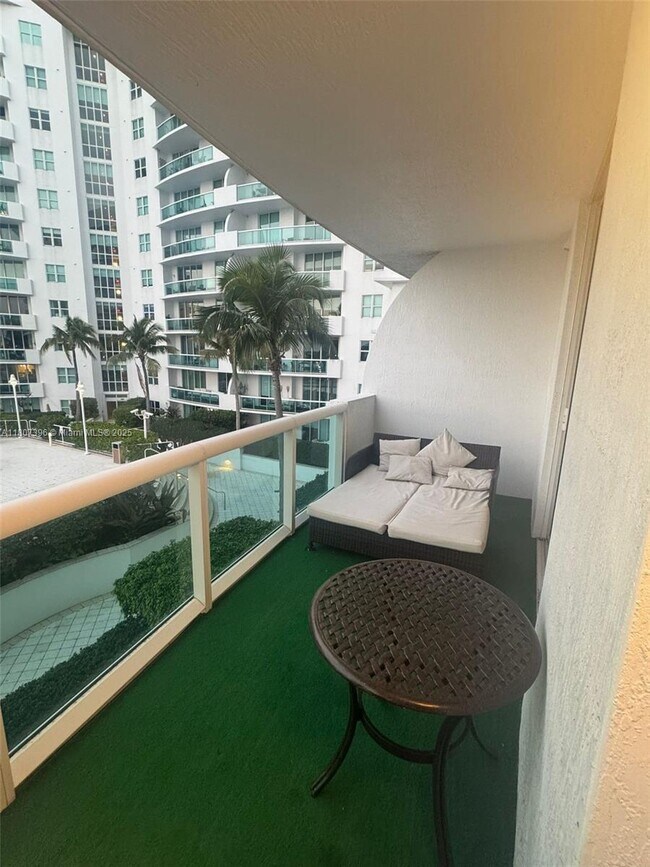 Foto del edificio - 7900 Harbor Island Dr
