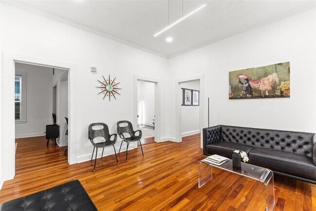 Foto del edificio - 315 W 9th St