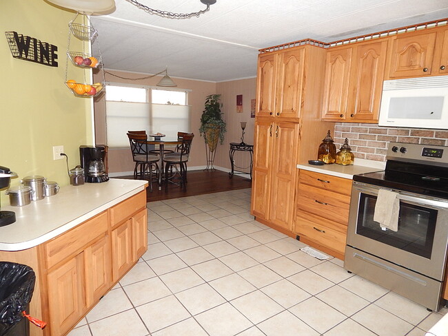 Fully Equipped Kitchen - 421 Hidden Cove Rd