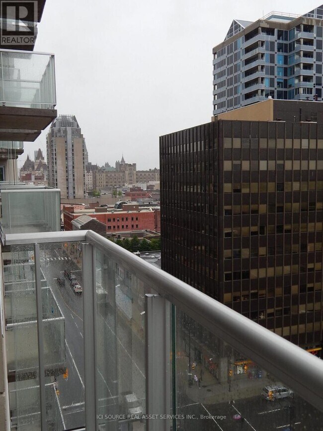 Building Photo - 242 Rideau St