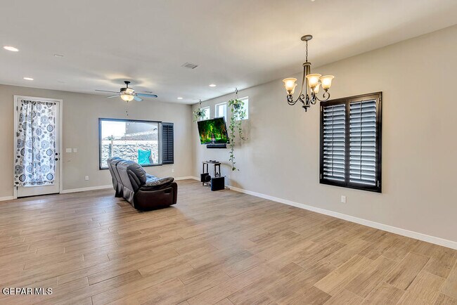 Building Photo - 13565 Hazlewood St