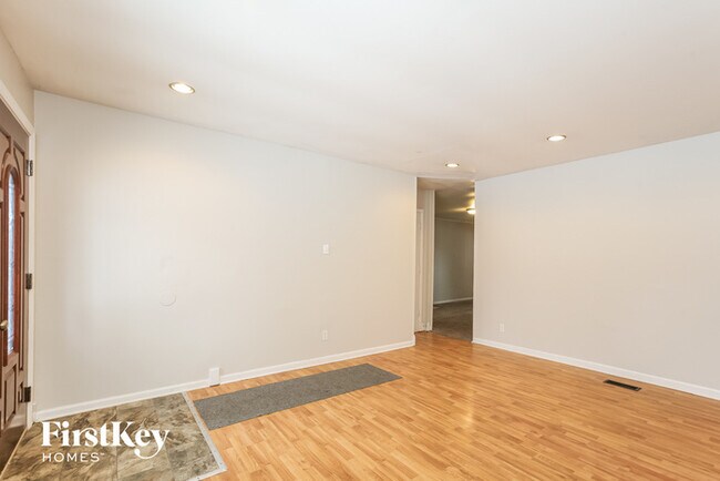 Building Photo - 9045 Stardust Dr