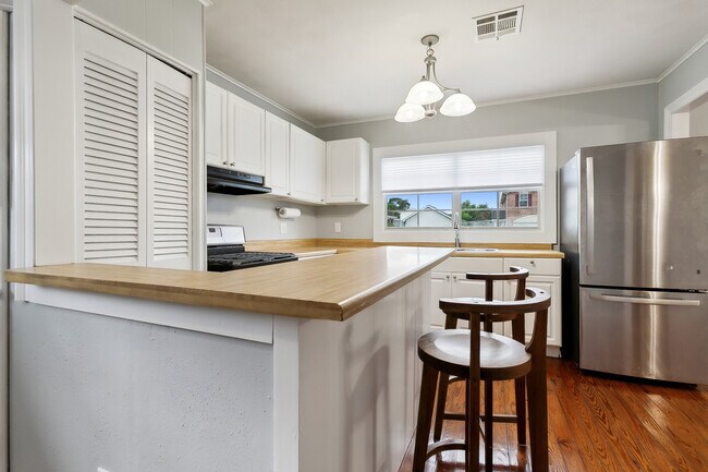 Adorable cocina con isla - 209 Vine St