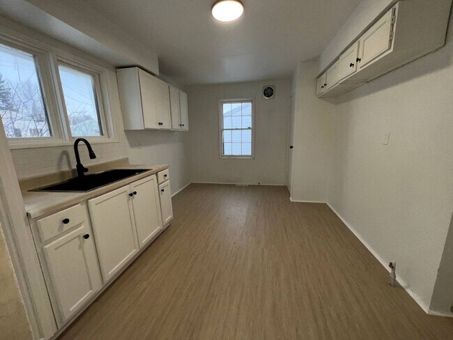 Foto del edificio - 3 bedroom Ranch home with LARGE basement - EDEN and CMHA section 8 available.