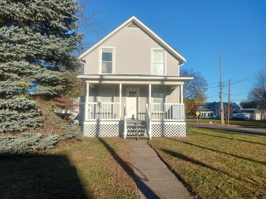 Great front yard with large porch - 653 Vine St