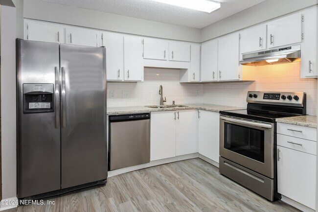 Foto del edificio - 11665 Summer Tree Rd N