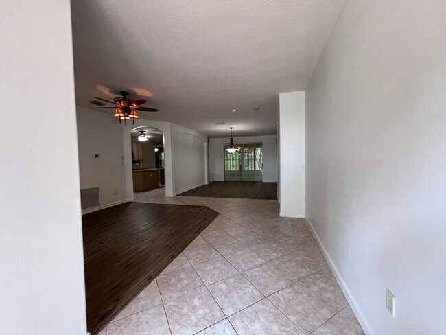 Foto del edificio - HUGE PRICE REDUCTION!! HOME IS READY FOR A...