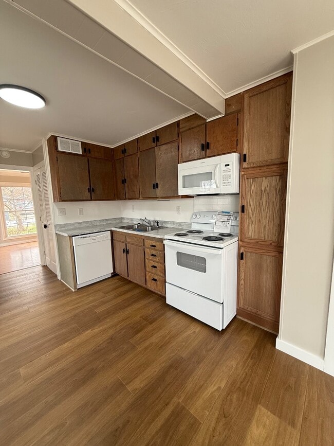 Building Photo - 305 Cherokee Village Dr