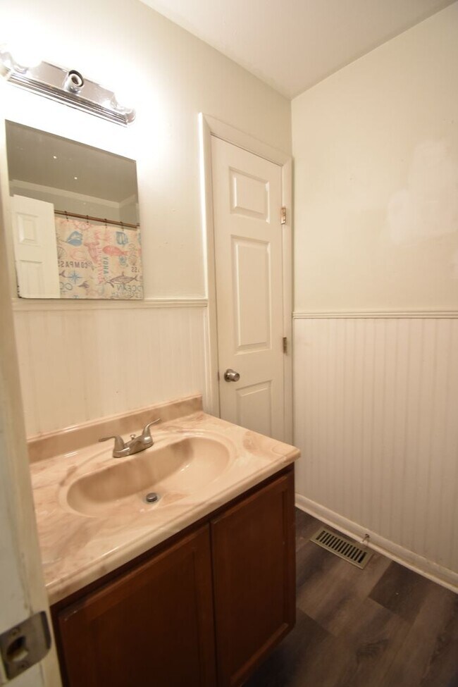 Building Photo - 3 Bedroom 1 Bathroom  - Pets Considered.