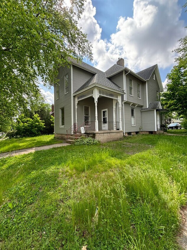 Primary Photo - 3 bedroom, 1 bath apartment in Cedar Falls