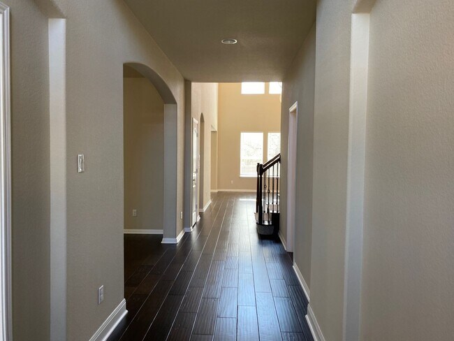 Building Photo - Gorgeous 4 Bed / 2.5 Bath Home with Specta...