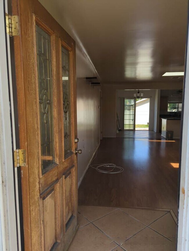 Building Photo - Spacious 2-Bed, 1-Bath Home in the Heart of Burbank!