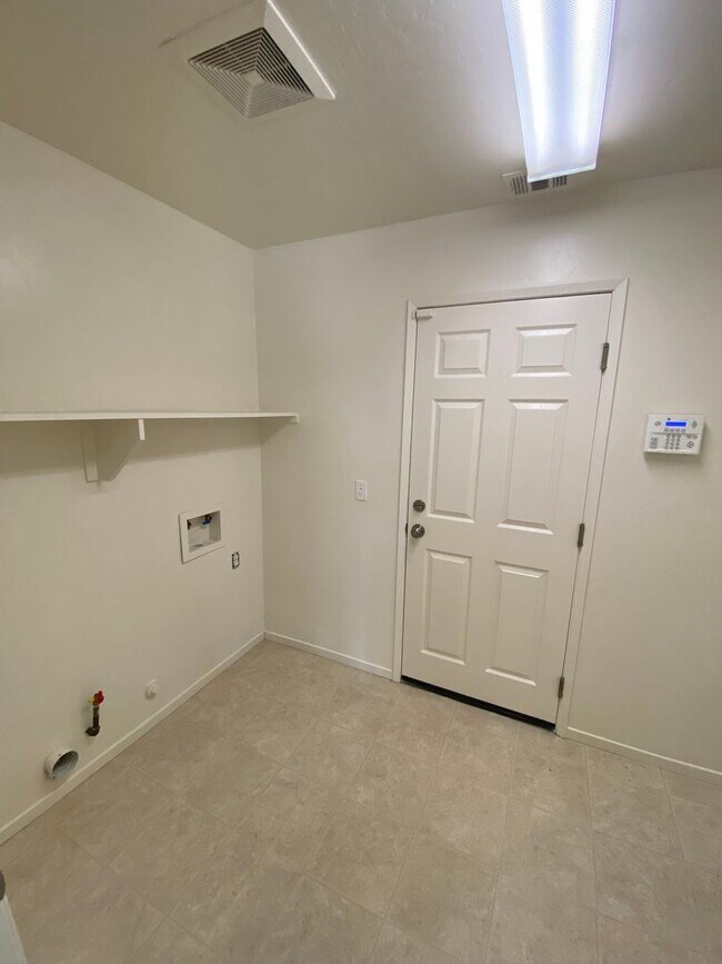 Building Photo - SW Visalia Home Available Now!