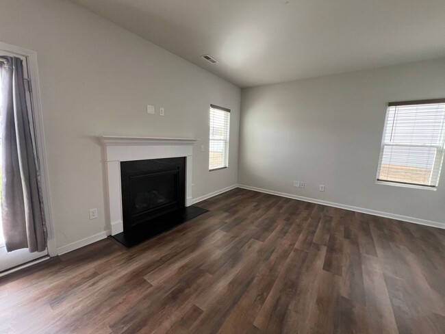 Building Photo - Four bedroom, 2.5 bath house in Elon, in M...