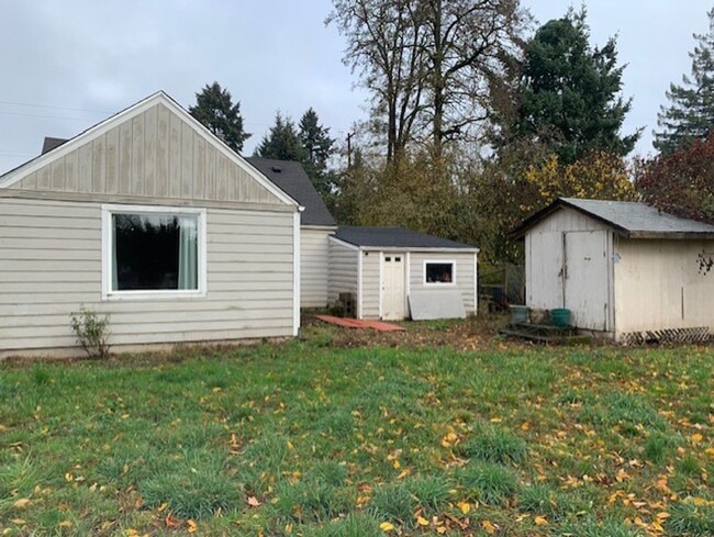 Building Photo - Cute 2 bedroom cottage with huge backyard!...