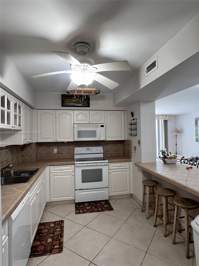 Building Photo - 5825 Collins Ave