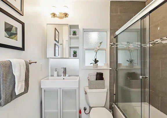 Foto del edificio - Renovated cottage on huge lot! This stylis...
