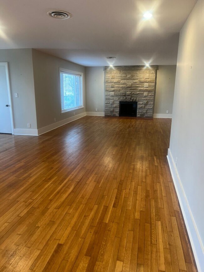Building Photo - 611 Meadowlawn Ave