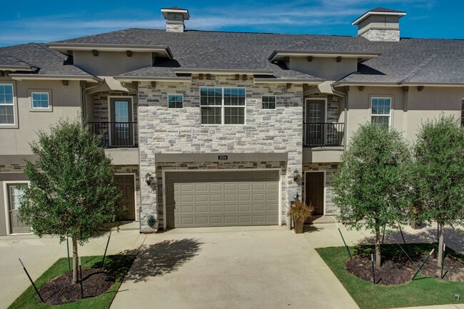 Building Photo - Gorgeous 3 Bed, 3.5 Bath Townhome Sublease...