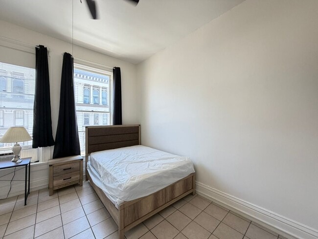 Building Photo - Fully Furnished Studio!