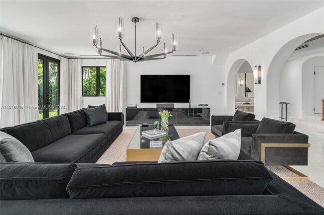 Foto del edificio - 5955 Pine Tree Dr