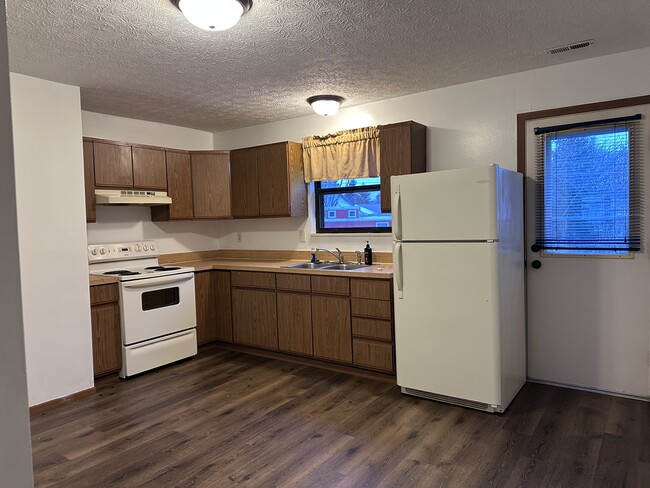 Eat in kitchen with stove and refrigerator - 564 Rosehill Dr