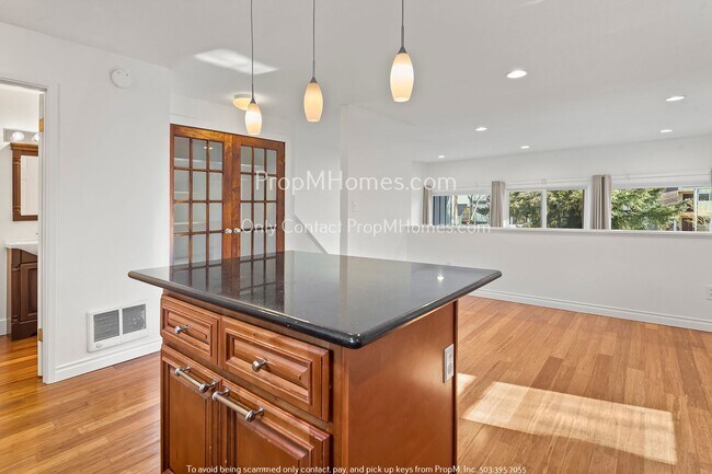 Foto del edificio - 3 Bedroom Condo W/ Amenities In Highly Des...
