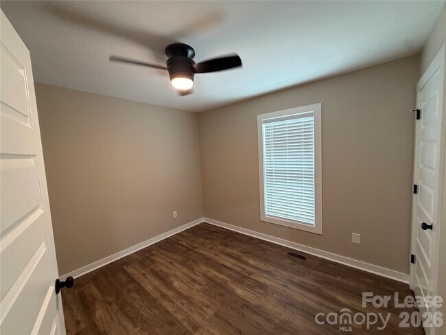 Building Photo - 626 W Bell St