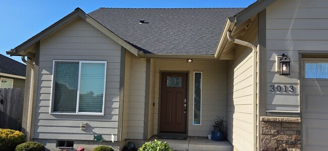 Building Photo - Beautiful & Spacious 3 Bed 2 Bath Directly...