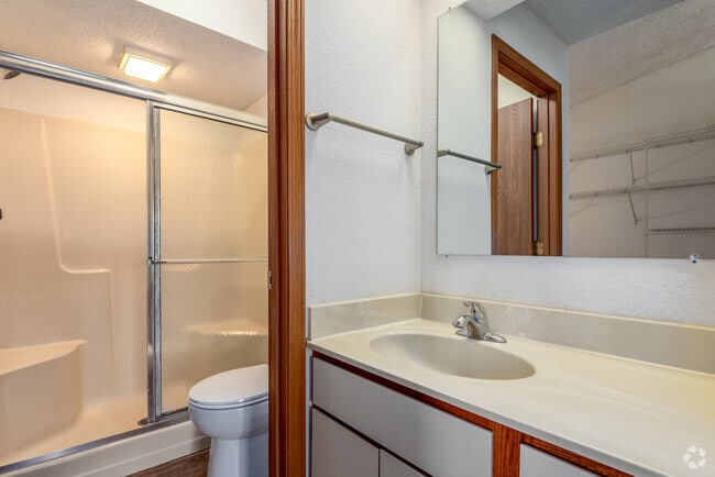 2 habitaciones, 2 baños - 1052 pies cuadrados - Baño - Villa DeNevue Apartments