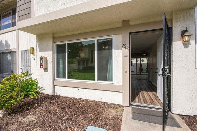 Building Photo - 3 Bedroom Town Home