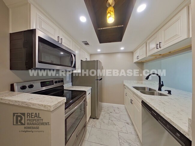 Foto del edificio - Updated Spanish Trail Townhome | 2BR/1.5BA | Fenced Yard | Near UWF & Hospital